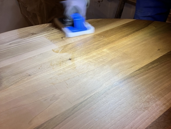 Izdelava lesenih miz – kakovost, tradicija in naravna lepota