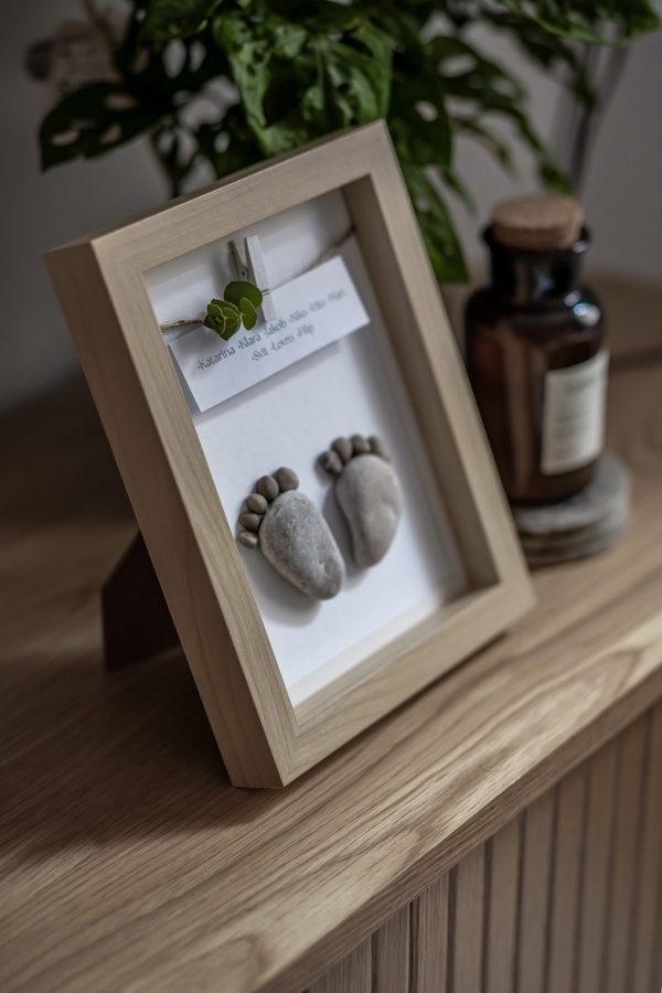 Okvirček s kamnitim motivom