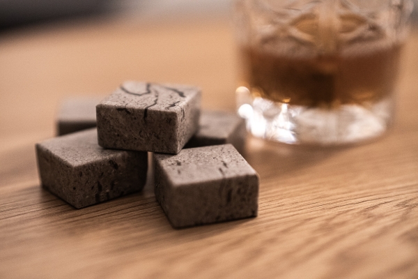 Kamnite kocke za hlajenje pijač